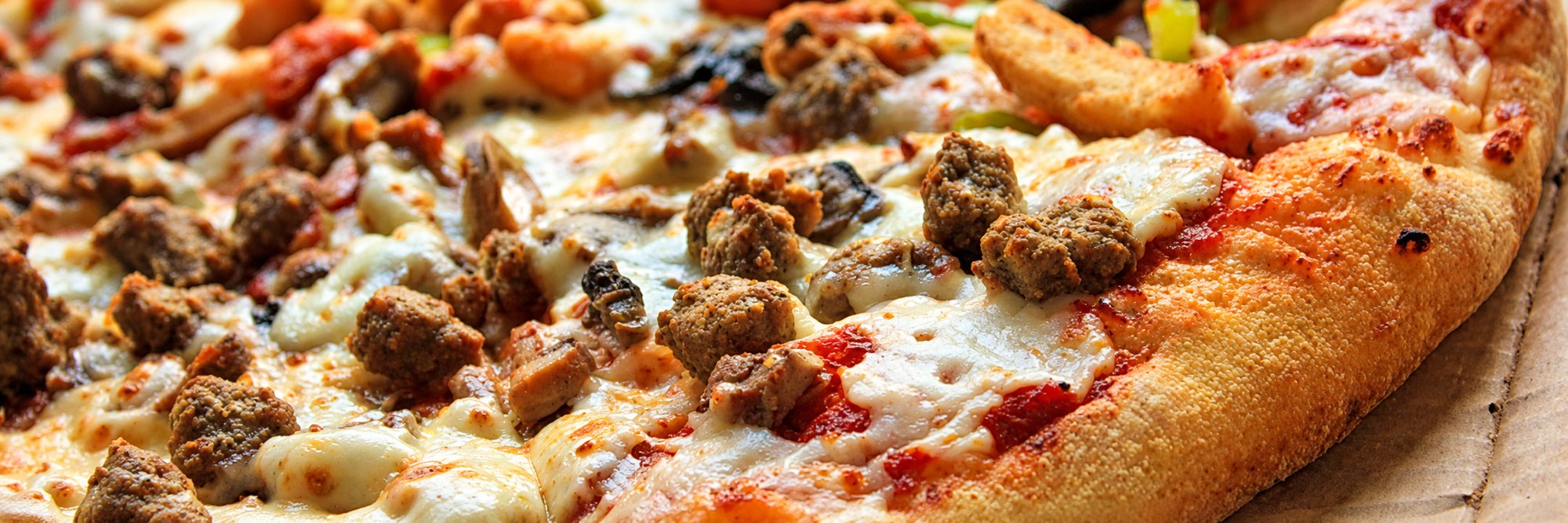 Pizza garnie de viande et de fromage fondu