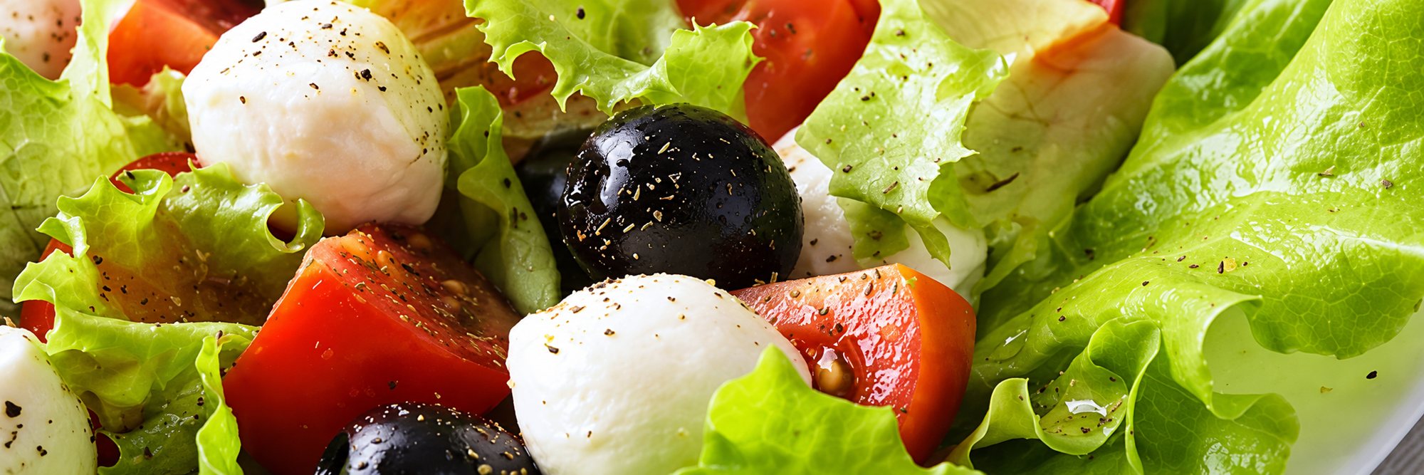 Salade fraîche avec mozzarella, olives noires et tomates