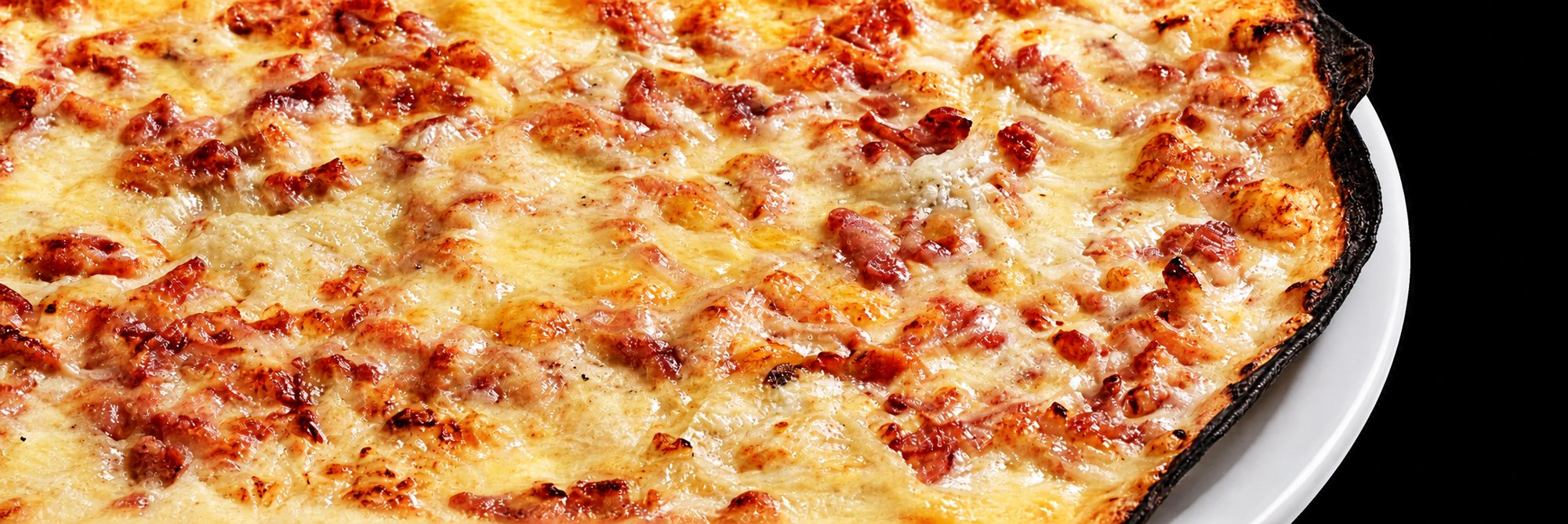 Tarte flambée gratinée au fromage et aux lardons
